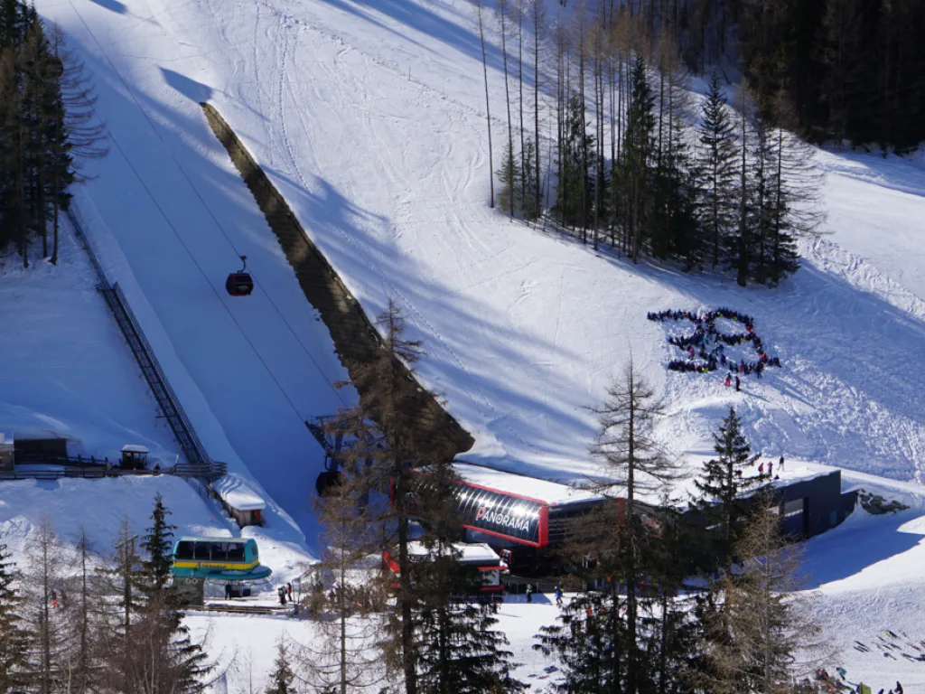 Blick über die Piste auf die im Schnee angelegte Zahl 39.